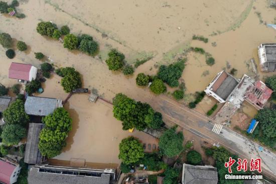 7月11日,，湖南衡東縣多個鄉(xiāng)村與一些道路仍然浸泡在洪水中。連日來,，衡東縣出現(xiàn)了持續(xù)強(qiáng)降雨天氣,，造成該縣17個鄉(xiāng)鎮(zhèn)、233個村,、22個社區(qū)普遍受災(zāi),。衡東縣防汛抗旱指揮部啟動防汛Ⅰ級響應(yīng)急響應(yīng)。10日,，衡東縣霞流鎮(zhèn)洣河村洣水河堤發(fā)生兩處漫堤決口,，決口寬度分別約為50米和30米，霞流鎮(zhèn)第一時間組織附近村民轉(zhuǎn)移,。圖為衡山縣通往衡東縣的東健大道被洪水阻斷,。楊華峰 攝