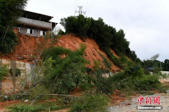 7月10日，連日來的強(qiáng)降雨導(dǎo)致福建省浦城縣多地發(fā)生山體滑坡,。<a target='_blank' href='http://www.chinanews.com/'>中新社</a>記者 王東明 攝