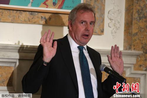 資料圖：2017年10月20日，英國(guó)駐美國(guó)大使金·達(dá)羅克在英國(guó)駐華盛頓大使館舉行的“國(guó)家經(jīng)濟(jì)學(xué)家俱樂(lè)部”年度晚宴上發(fā)表演講,。