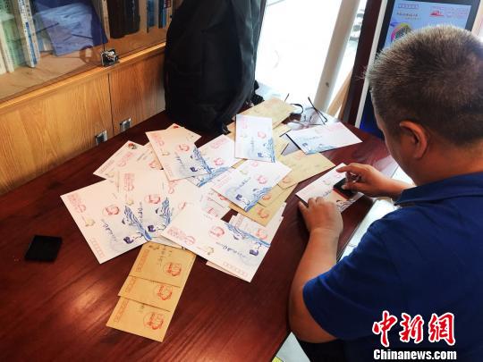 圖案巧妙地將吳淞口燈塔與上海市市花白玉蘭的元素融合在一起,。　王子濤 攝