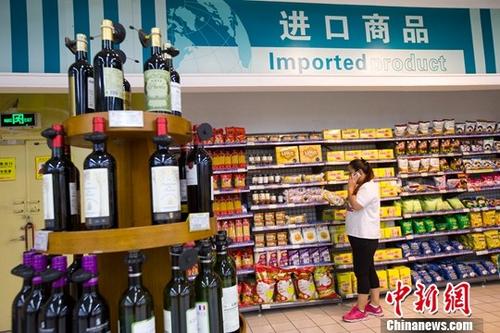 8月8日,，山西太原,，民眾在超市挑選進口商品。2017年中國外貿(mào)“下半場”開局良好,。當日,，中國海關(guān)總署公布的最新數(shù)據(jù)顯示，7月中國進出口總值2.32萬億元(人民幣,，下同),，同比增長12.7%。其中出口增長11.2%,，進口增長14.7%,；貿(mào)易順差擴大1.4%。<a target='_blank' href='http://www.chinanews.com/'>中新社</a>記者 張云 攝
