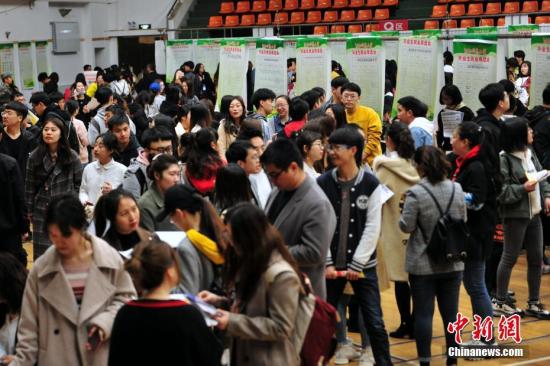 資料圖：學(xué)生在雙選會(huì)現(xiàn)場尋找合適的職位,。<a target='_blank' href='http://www.chinanews.com/'>中新社</a>記者 于海洋 攝