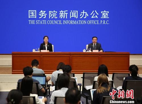 7月15日,，國(guó)務(wù)院新聞辦公室舉行新聞發(fā)布會(huì),，國(guó)家統(tǒng)計(jì)局國(guó)民經(jīng)濟(jì)綜合統(tǒng)計(jì)司司長(zhǎng)、新聞發(fā)言人毛盛勇介紹2019年上半年國(guó)民經(jīng)濟(jì)運(yùn)行情況,，初步核算,，上半年中國(guó)國(guó)內(nèi)生產(chǎn)總值450933億元,，按可比價(jià)格計(jì)算,，同比增長(zhǎng)6.3%。<a target='_blank' href='http://www.chinanews.com/'>中新社</a>記者 楊可佳 攝