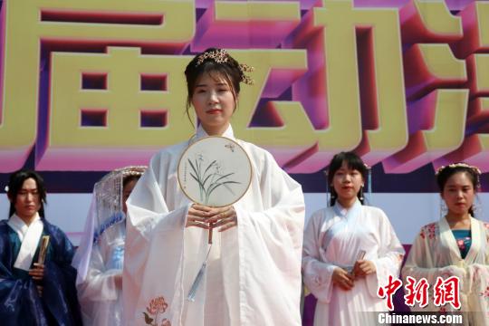 美女漢服走秀演繹古今碰撞?！⌒烨擅?攝