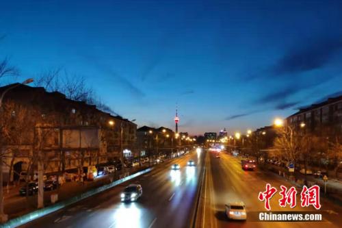 北京道路上行駛的汽車,。 張旭 攝