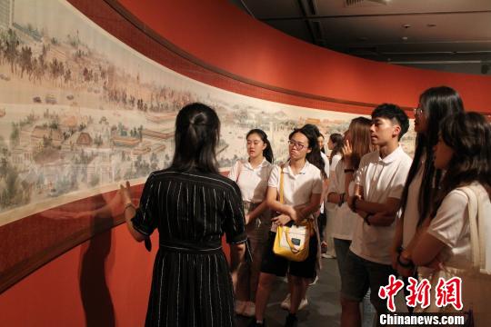 7月19日下午,，17名香港高校藝術(shù)專業(yè)學(xué)生前往北京畫院美術(shù)館參觀。圖為參觀現(xiàn)場,?！￡惽吆?攝