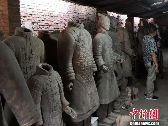 圖為工廠里的兵馬俑仿制品,?！↑h田野 攝