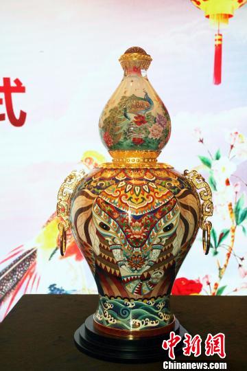 這是張同祿,、王習(xí)三大師首次聯(lián)袂將中國兩大非遺絕技景泰藍(lán)與內(nèi)畫跨界合璧創(chuàng)作出的《天下吉祥》寶尊,。　楊清偉 攝
