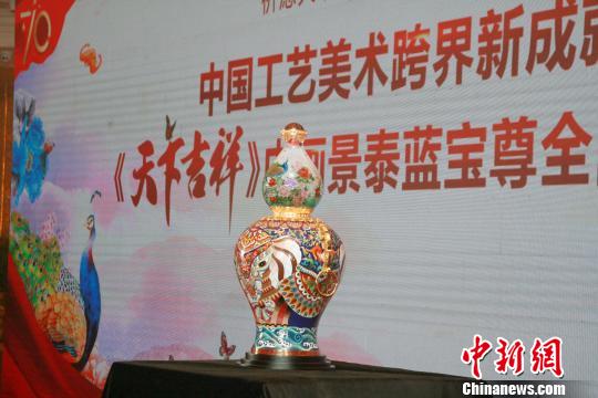 作品集合內(nèi)畫,、景泰藍(lán)、花絲,、瑪瑙鑲嵌,、鏨刻、鑄造技藝,，工藝繁復(fù)又精湛細(xì)膩,。　楊清偉 攝
