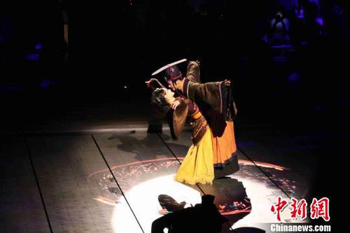 啟蒙開(kāi)智、少年授讀,、君子加冠,、大婚儀典、習(xí)禮修德,、齊家治世……整場(chǎng)演出縱貫人的一生,，演繹圣賢君子“由凡入圣”的過(guò)程?！O婷婷 攝