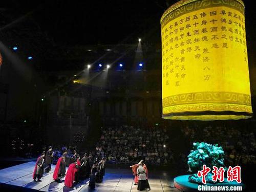 整場(chǎng)演出縱貫人的一生,，演繹圣賢君子“由凡入圣”的過(guò)程?！O婷婷 攝