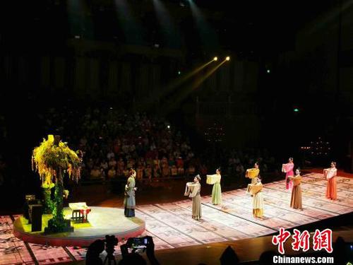 圖為少年授讀,。　孫婷婷 攝