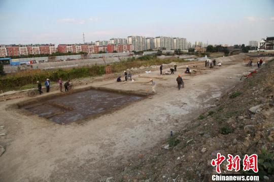 圖為梅里遺址伯瀆河南岸第一次發(fā)掘場(chǎng)景,?！】脊潘﹫D 攝