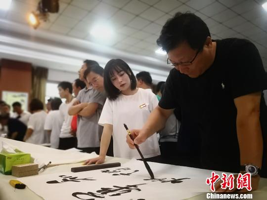 圖為全國書法名家走進(jìn)縣區(qū),，用丹青妙筆繪崆峒之圣境,、寫涇水之神奇?！∥航ㄜ?攝