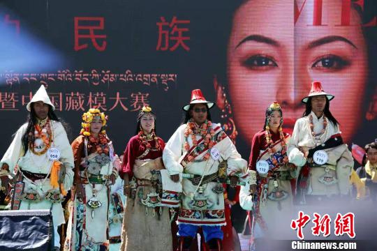圖為參加藏模大賽的選手,。　趙凜松 攝