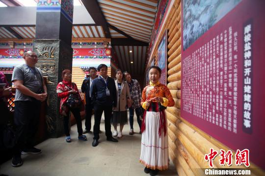 “小小講解員”向游客講述摩梭故事,?！⊥趵?攝