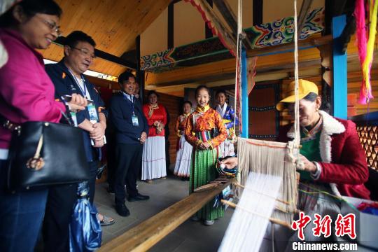 “小小講解員”向游客講解摩梭文化?！⊥趵?攝