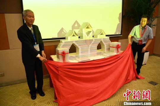 著作者代表金子修一與陜西省委宣傳部副部長、陜西省新聞出版局(省版權(quán)局)局長程寧博為新書揭幕,?！√镞M(jìn) 攝