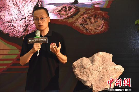 中國地質(zhì)大學(xué)(北京)副教授邢立達(dá)介紹霸王龍足跡,?！￡慅埳?攝
