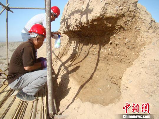 圖為工作人員正在給長城“治病”，實施保護維修,。(資料圖) 鐘欣 攝