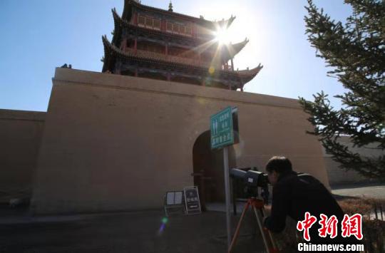 圖為工作人員正在對嘉峪關關城進行日常數(shù)據監(jiān)測,，以實現(xiàn)預防性保護,。(資料圖) 鐘欣 攝