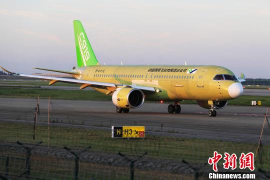 中國商飛C919大型客機104架機在上海浦東國際機場滑行道上滑行?！∫罅⑶?攝