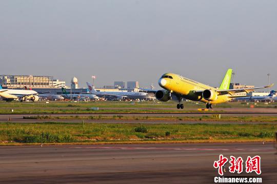 中國商飛C919大型客機104架機于5時32分從上海浦東國際機場第四跑道起飛?！∫罅⑶?攝