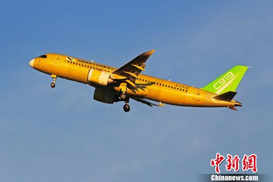 中國商飛C919大型客機104架機于5時32分從上海浦東國際機場第四跑道起飛,?！∫罅⑶?攝