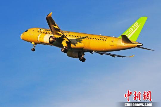 中國商飛C919大型客機104架機于5時32分從上海浦東國際機場第四跑道起飛?！∫罅⑶?攝