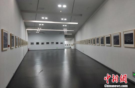 “長城腳下是故鄉(xiāng)-山西長城影像志”攝影作品中外十城市巡展1日在山西太原美術(shù)館首展,?！钆迮?攝