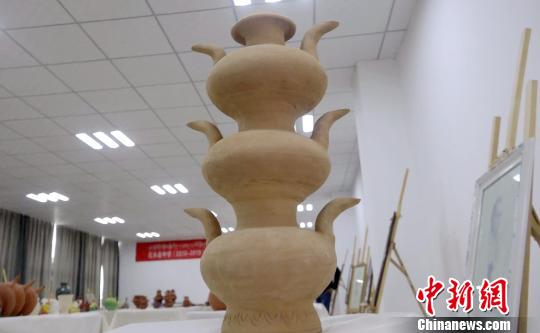 普瓊是拉薩市尼木縣民間陶藝人,，自13歲開始至今從事陶藝工作,，2019年被評為市級非物質(zhì)文化遺產(chǎn)傳承人。至今,，普瓊以“指尖旋轉(zhuǎn)”的制陶繪就其30多年陶藝人生,。圖為拉薩市尼縣中學(xué)在美術(shù)實(shí)踐教學(xué)中燒制的創(chuàng)新型陶壺?！∝暽＠?攝