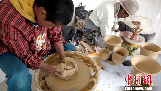 普瓊是拉薩市尼木縣民間陶藝人,，自13歲開始至今從事陶藝工作,，2019年被評為市級非物質(zhì)文化遺產(chǎn)傳承人。至今,，普瓊以“指尖旋轉(zhuǎn)”的制陶繪就其30多年陶藝人生,。圖為拉薩市尼縣中學(xué)學(xué)生學(xué)習(xí)制陶技藝?！∝暽＠?攝