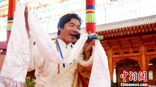圖為藏族民間歌手唱民歌,?！?zhí)砀?攝