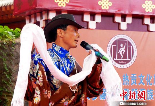 圖為藏族民間歌手唱民歌,?！?zhí)砀?攝