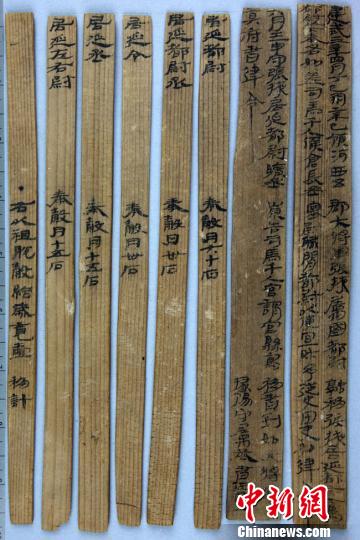 圖為漢建武三年居延都尉吏奉例?！「拭C省文物局供圖 攝