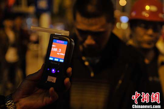 資料圖：交警查酒駕醉駕,。<a target='_blank' href='http://www.chinanews.com/'>中新社</a>發(fā) 劉冉陽(yáng) 攝
