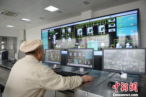 圖為東阿阿膠智能化微機(jī)自控室,?！±钚?攝