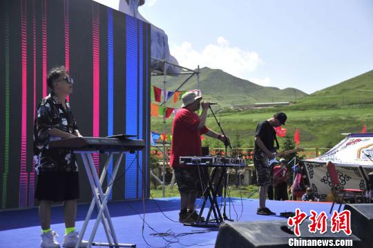 圖為草原音樂節(jié),?！〈蘖?攝