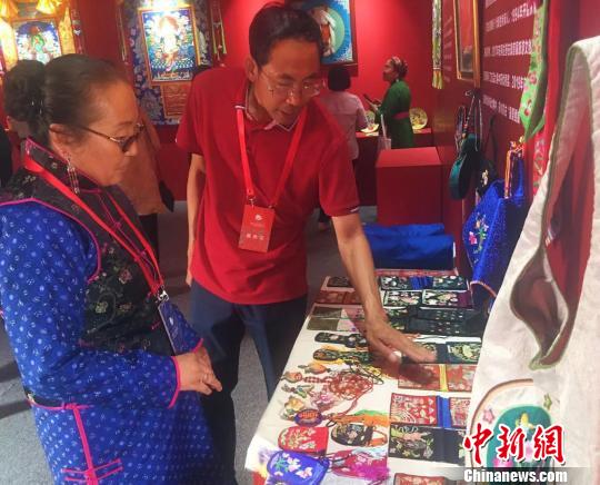 圖為蒙繡文創(chuàng)產(chǎn)品吸睛?！埇| 攝