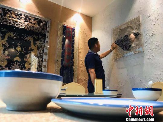 李維東在“老物件包廂”內(nèi)介紹“隴銹”作品,。　艾慶龍 攝