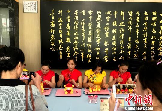 圖為“秦觀故里”高郵三垛七夕習(xí)俗“賽穿針乞巧”——待嫁之女七夕夜穿針引線，有向七仙女乞巧氣的意思,?！〈藜衙?攝
