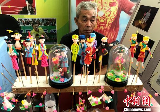 圖為“秦觀故里”高郵三垛七夕習(xí)俗“捏巧”,，“捏巧”又稱捏面人?！〈藜衙?攝