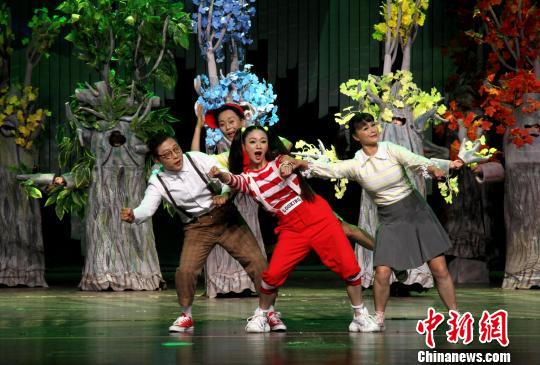 圖為木偶劇《神奇的寶盒》開場時,，四個孩子由真人表演,，進入寶盒后改用木偶表演?！〈藜衙?攝