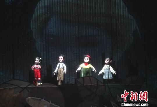 圖為四位參加夏令營的孩子們在森林中意外被吸進一個寶盒里?！〈藜衙?攝