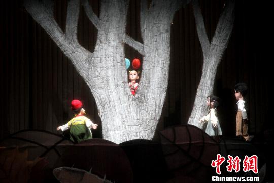 圖為該劇采用3D全息投影技術,，讓觀眾們身臨其境?！〈藜衙?攝