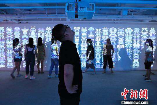 民眾在藝術(shù)裝置前體驗(yàn)不一樣的聽(tīng)覺(jué)感觀,?！∫罅⑶?攝