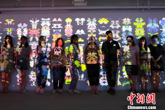 民眾在藝術(shù)裝置前合影留念,。　殷立勤 攝