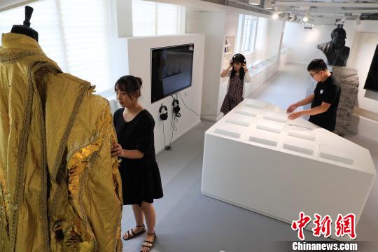 民眾在參觀上海話劇藝術(shù)中心展示模型,。　殷立勤 攝