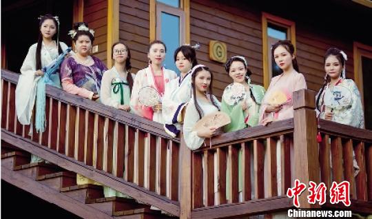 漢服愛(ài)好者慶佳節(jié)：傳承漢服文化將傳統(tǒng)植根于心