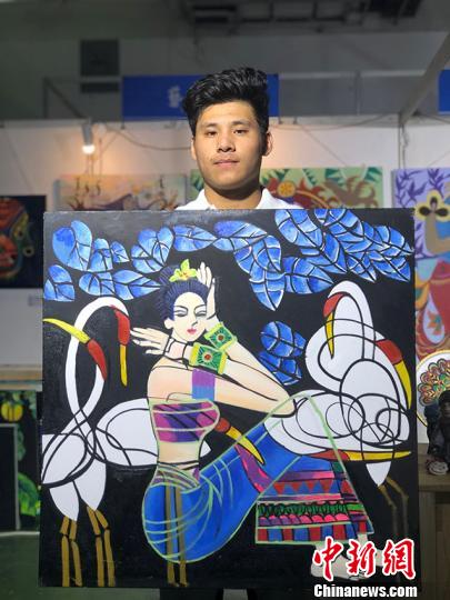 大學(xué)生展示自創(chuàng)油畫(huà)作品,?！」?攝